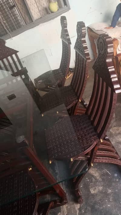 good wood ki bani ha all ok ha 8 chair ha 1 dani table ha