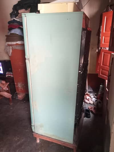 1 Pel Refrigerator For sell sirf compreser hrab hei
