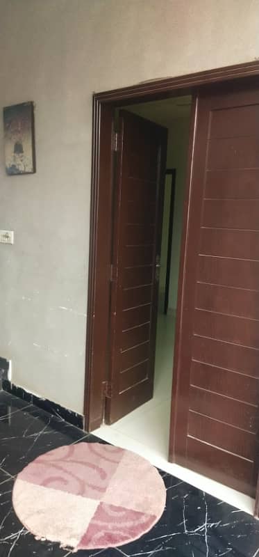 Near wapda town gulshan e Lahore society 4.5 mrla flat available for rent for job in student