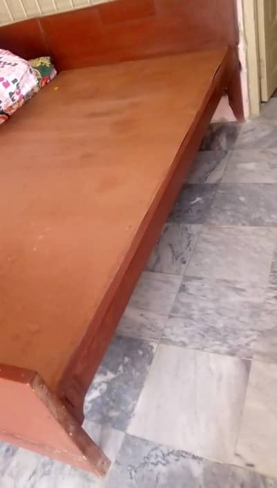 دو عدد سنگل بیڈز میٹرس کے ساتھ دستیاب ہیں ۔