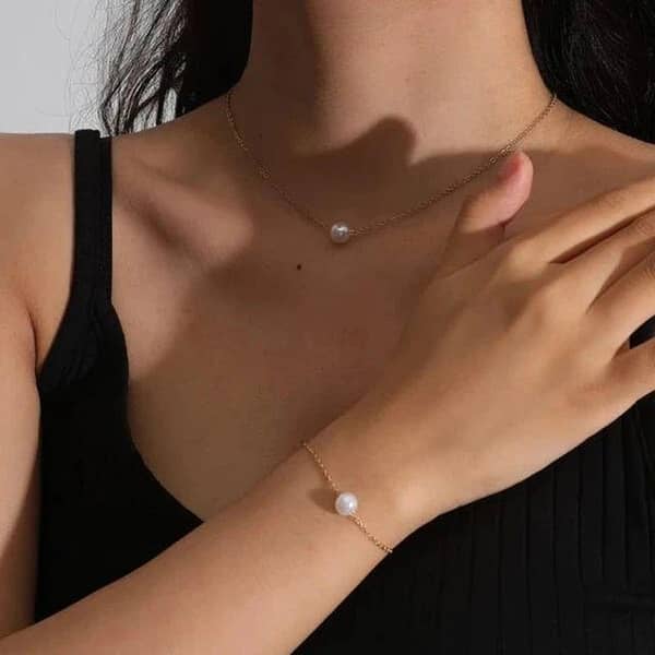 Hot White Pearl Jewelry Set: Necklace and Bracelet in Gold-Tone Alloy