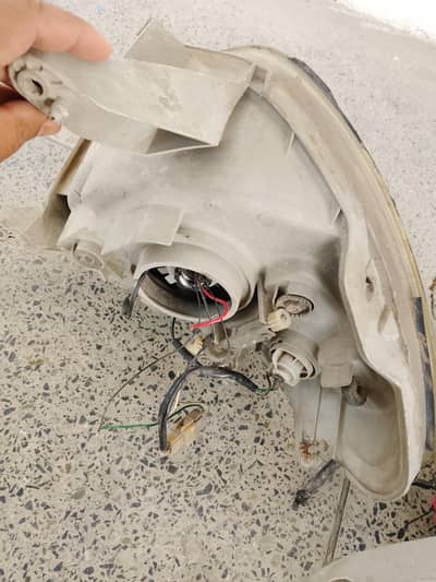 Toyota duet 2000 model head lights