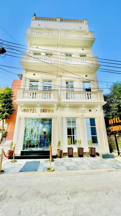 Hotel Crown Reception And House keeper