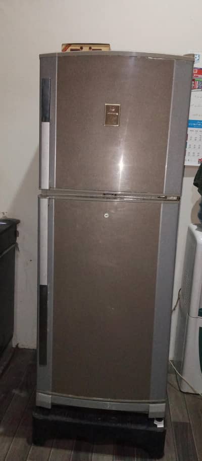 selling Dalwance medium size refrigerator