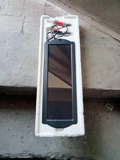 solar panel bahir ka hai yeah car ki battery charge karta hai