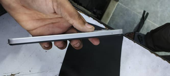 ram 6+6 gb 128 charger aur box aata hai 10 10