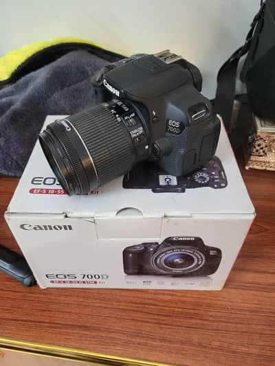 dslr Canon 700d (10/10++) Just like new (Canon 18-55mm is stm)
