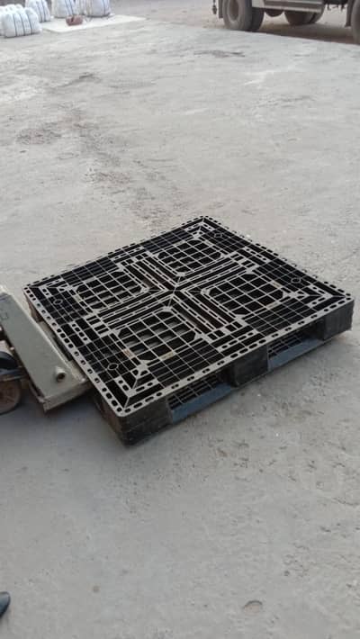 Best Quality Plastic & Wooden Pallets – All Sizes Available