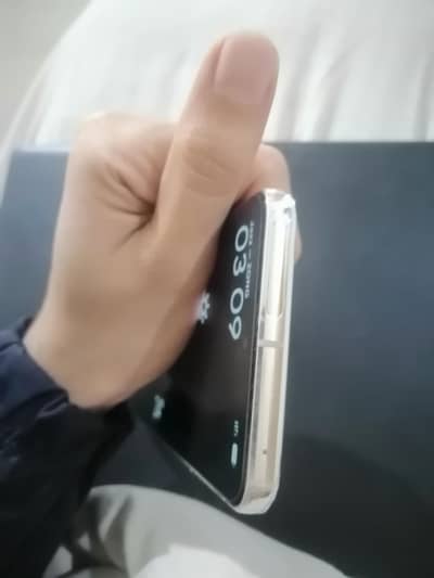 Google pixel 8 pro gold color)