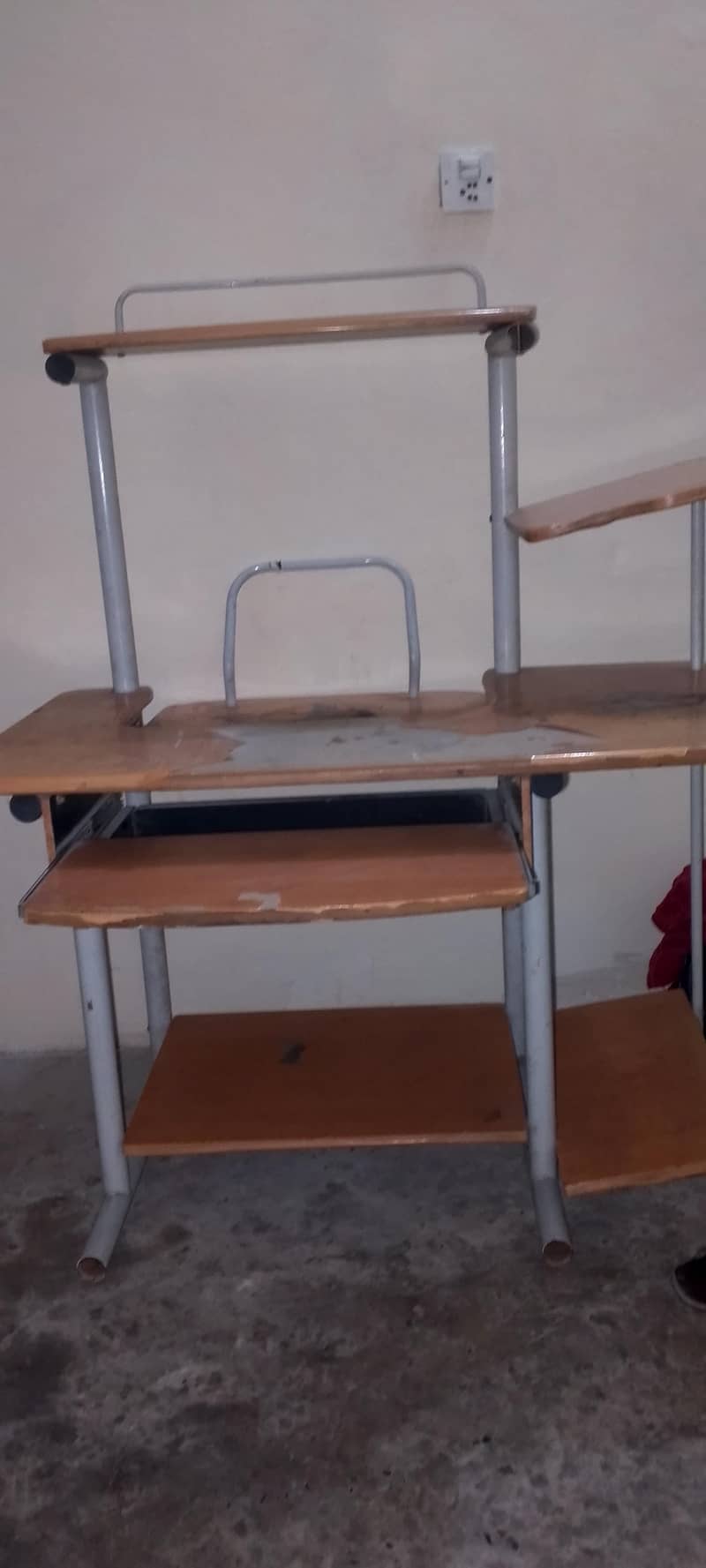 Computer Table. Complete 0