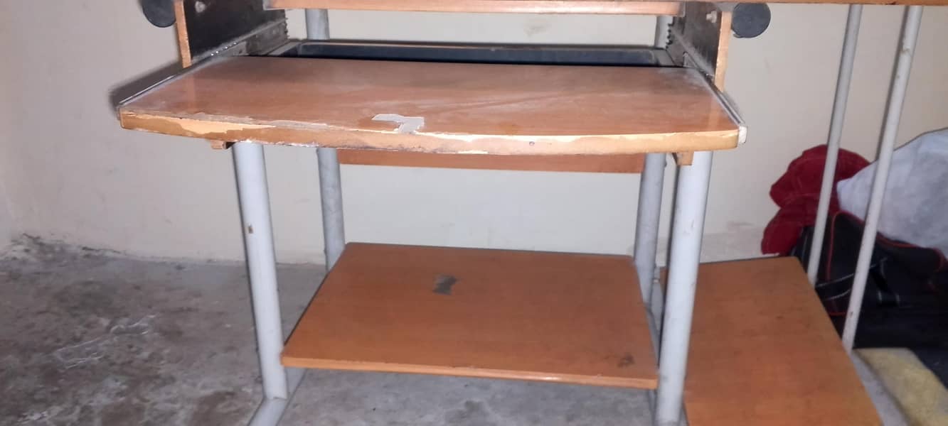 Computer Table. Complete 5