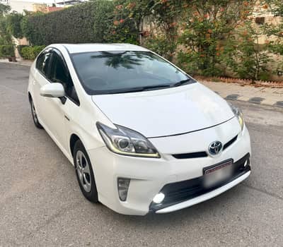 Toyota prius 2014 pearl white 1.8cc
