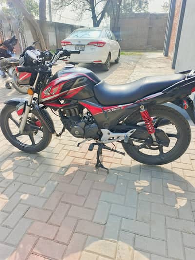 Honda Black CB150f For sale only serious buyer contact kary