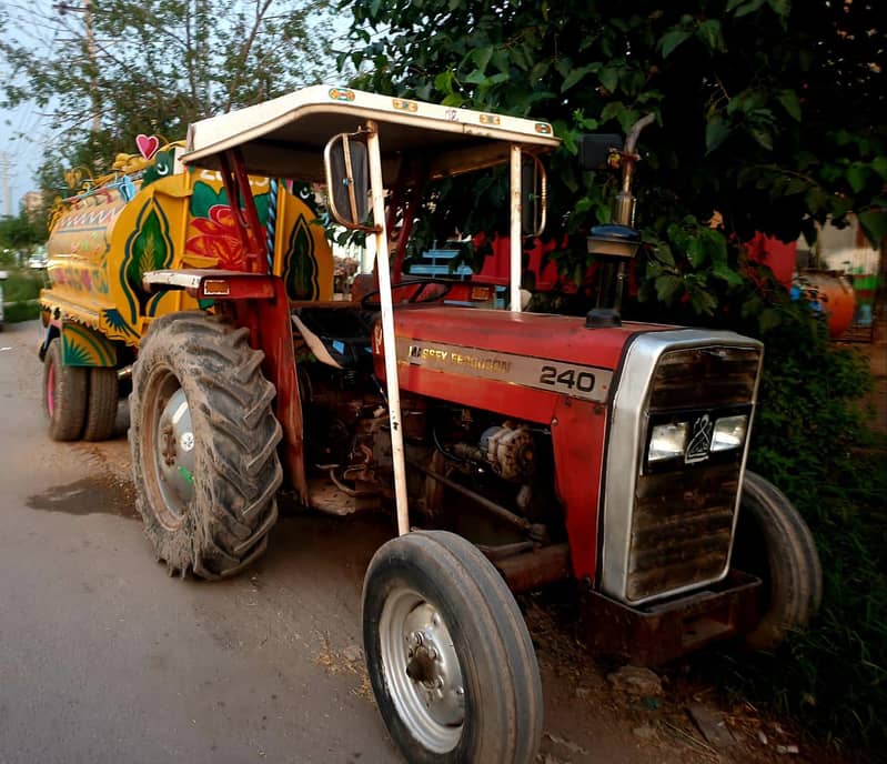 ٹریکٹر ساتھ میں ٹینکر بھی برائے فروخت 0