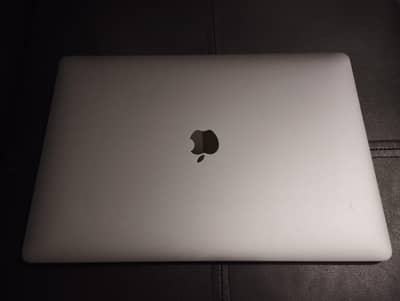 MacBook Pro 2017 15-inch Screen Screen me line hain (See image)