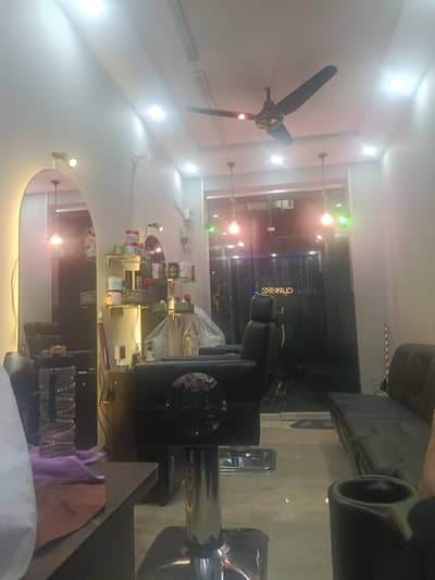 Saloon pa Kam kerna ka lia larka ke zarorat ha