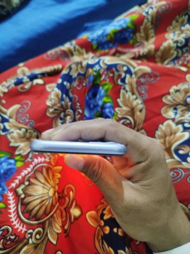 iPhone 11 3