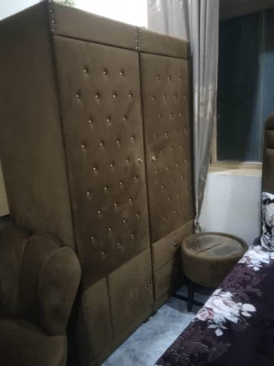 8 piece bedroom furniture set  like new/mint condition