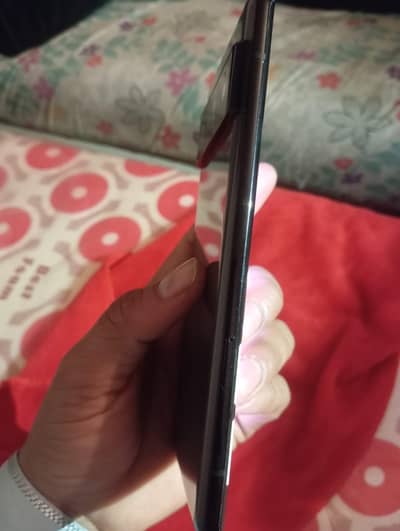 mobile is one hand used