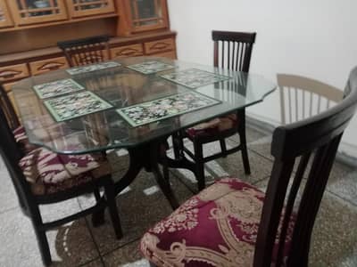 dinning table glass top with 6 chairs in a good condition