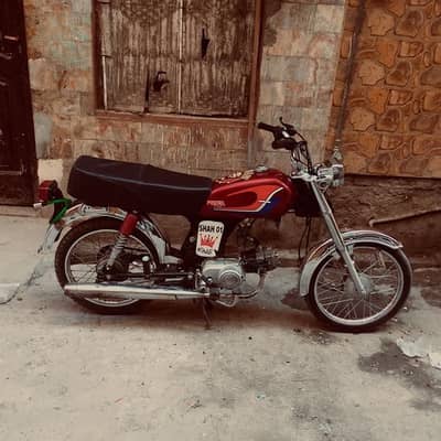 موٹر سائیکل کی کنڈیشن ڈیوس فل ہے موٹر سائیکل کی کاپی نہیں ہے اور بقایہ