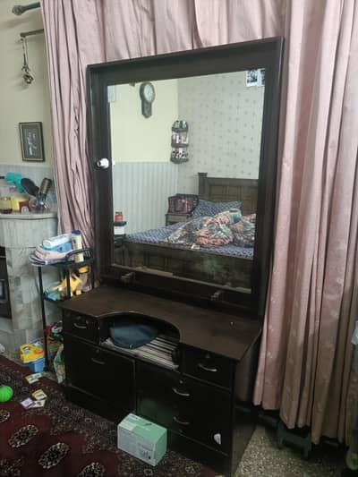 dressing table in used condition