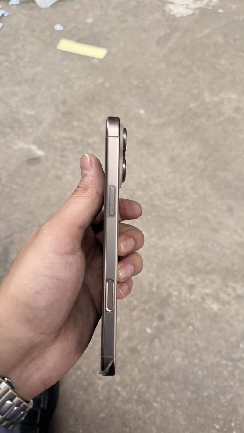 iPhone 16 pro max. 4