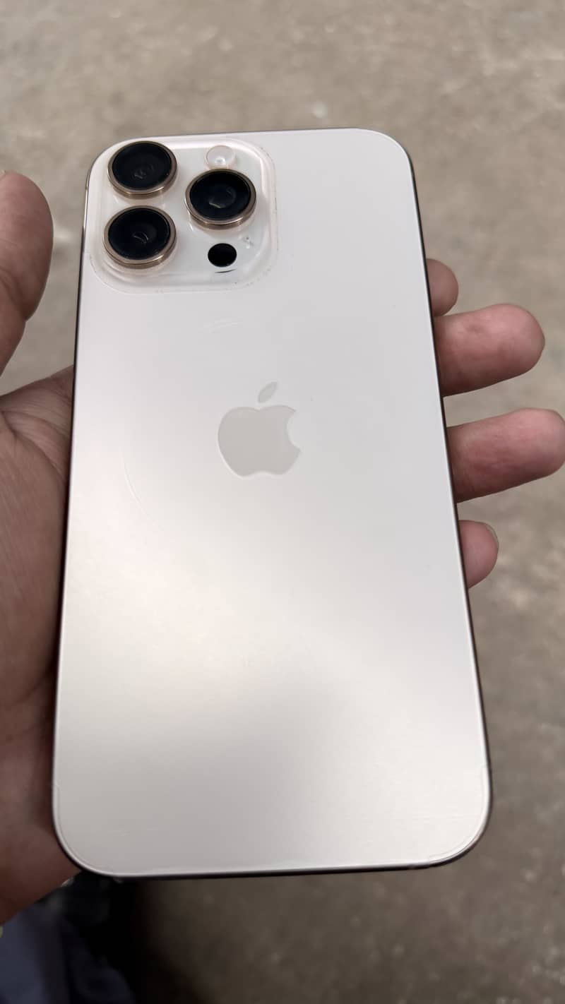 iPhone 16 pro max. 6