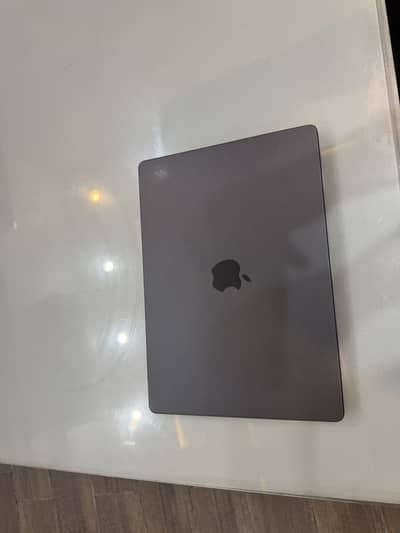 Mac Book M4 pro 14 inch 10/10 30 cycle battery