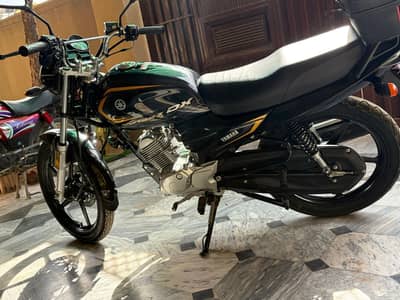 Yamaha YB-125Z DX for sale. Excellent condition. Barely used