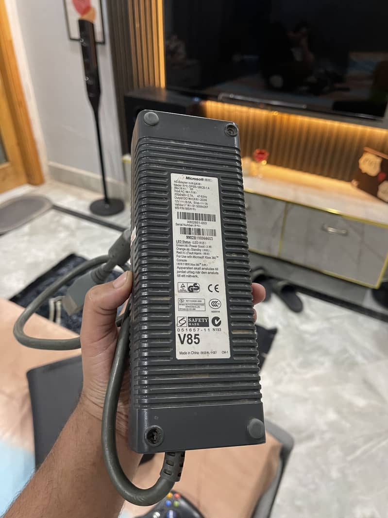 Xbox 360 with 2 wireless controller 7