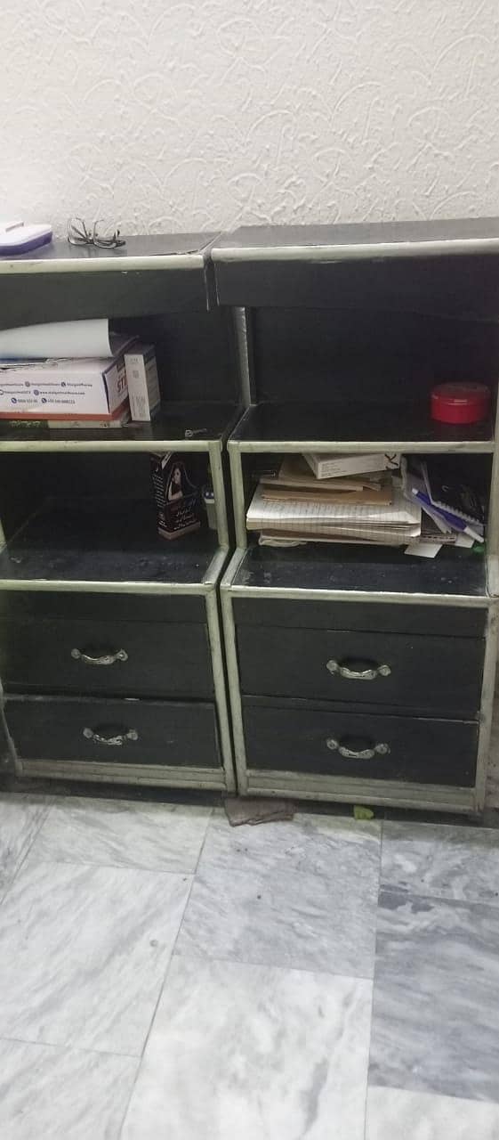 king bed with side table 2