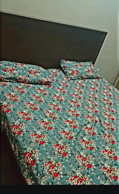 Bed pure wood king size  condition apka samna hai ajent sale