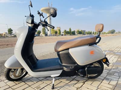 Saige C200 Electric scooty