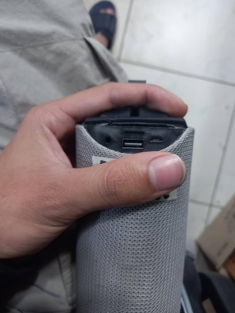Hand Speaker 3