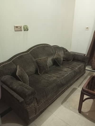 5 seater sofa set+ 3 matching wooden tables