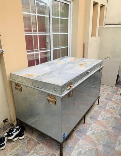 Full size peti for sale with stand double door.