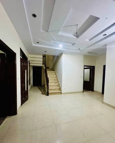 Good looking house available for rent in Shalimar colony