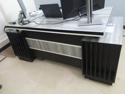 Modern Office Executive Table with Cable Management – Excellent Condit