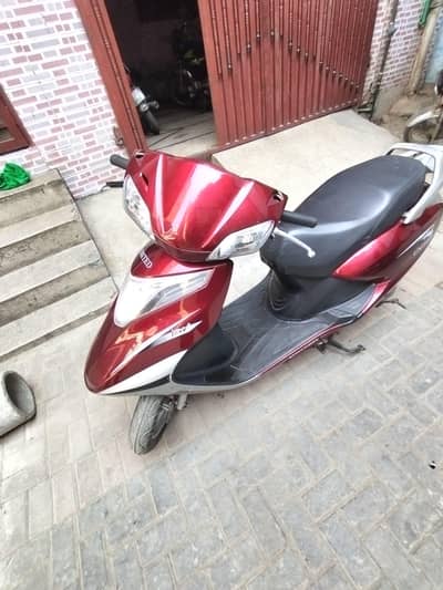 united Scooty self start  fuel