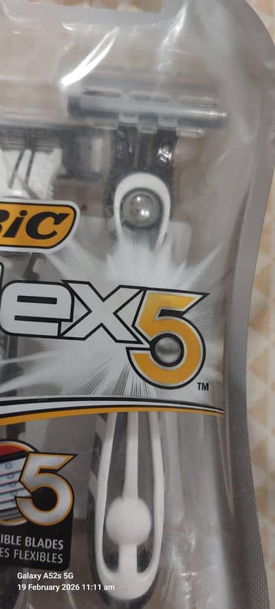 BIC Flex 5 disposable razors pack contains 2