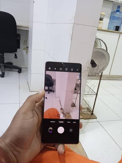 Samsung not20 all OK ha screen me AK dot ha wo ap pic me dekh sakty ho