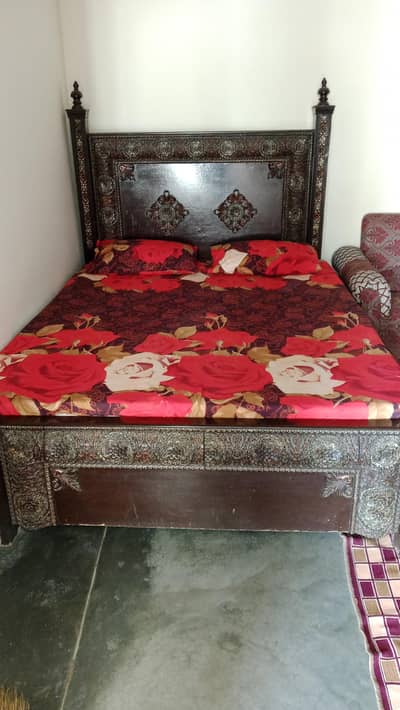 Queen bed for sale 35000