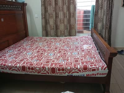 king size bed in excellent condition with side tables