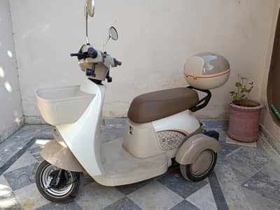 Hi speed three wheeler scooter