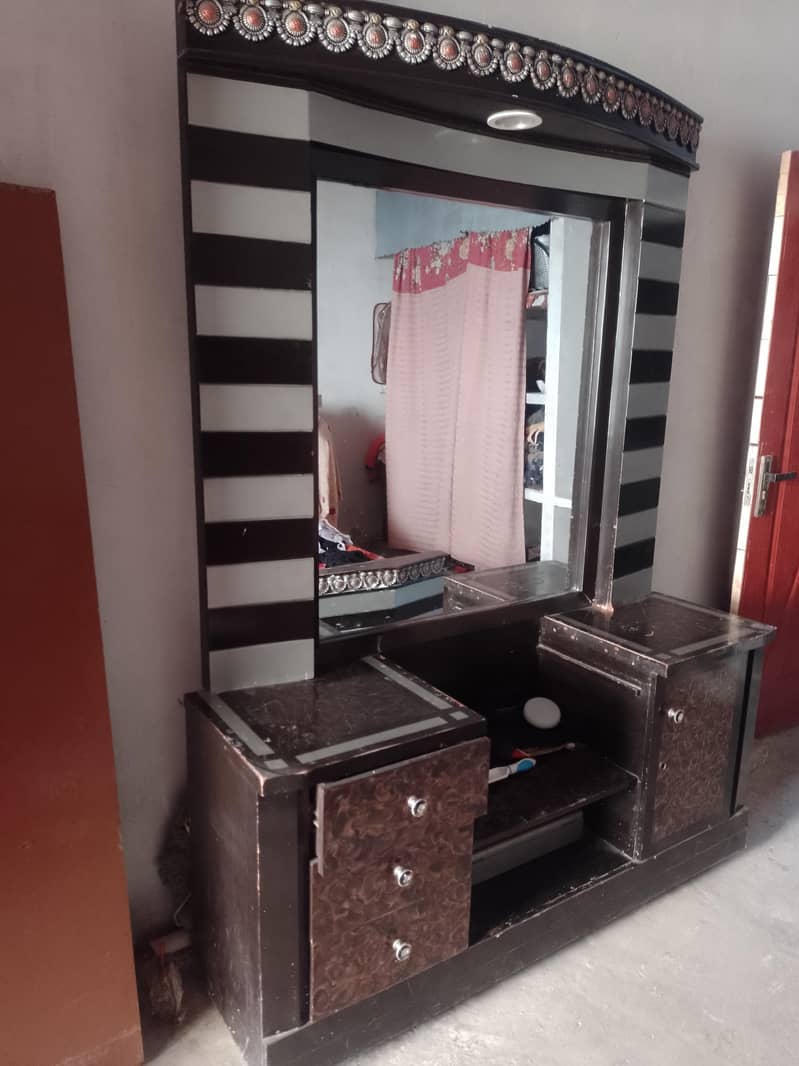 Bed /dressing table 0