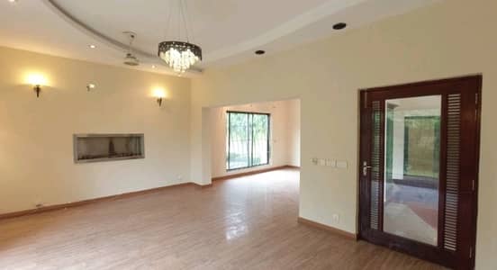 10 Marla House Ideally Situated In Askari 10