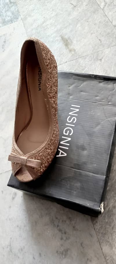 insignia   heels Champagne 39 num never used.