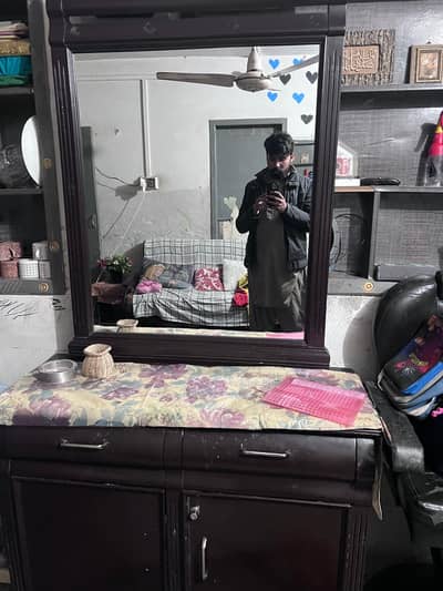 dressing table new jaisa hai