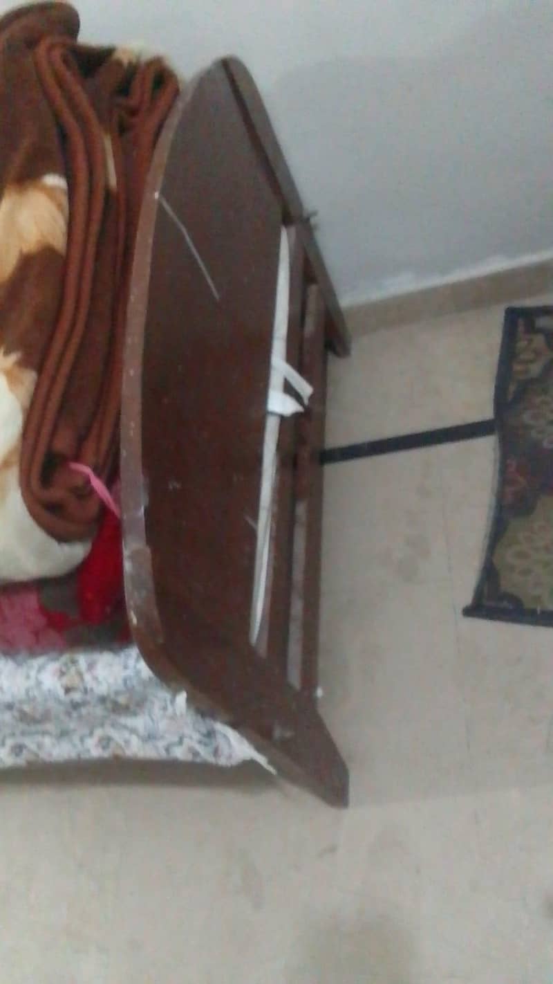 2 single beds and 1 study table 2